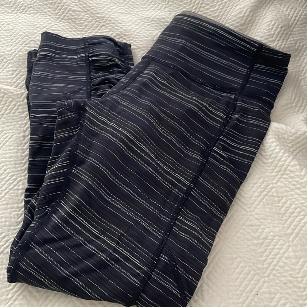 Lululemon rival crop leggings with side pocket. Great condition!